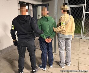 Dwaj policjanci z zatrzymanym.