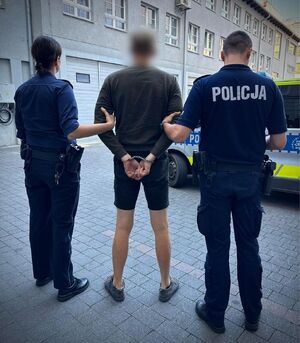 dwoje policjantów stoi z zatrzymanym.