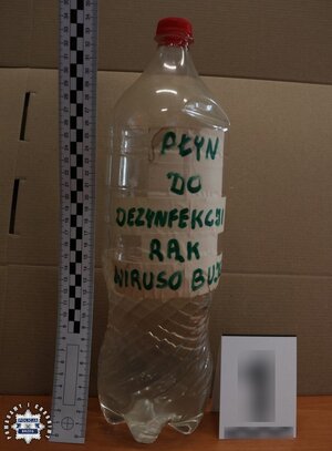 Zabezpieczona butelka z cieczą.