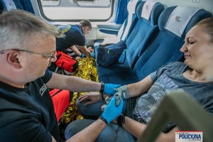 Uczestnicy II Ogólnopolskich Mistrzostw Policji w Ratownictwie Medycznym podczas trwania konkurencji.
