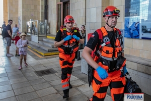 Uczestnicy II Ogólnopolskich Mistrzostw Policji w Ratownictwie Medycznym podczas trwania konkurencji.