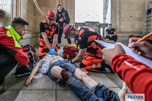 Uczestnicy II Ogólnopolskich Mistrzostw Policji w Ratownictwie Medycznym podczas trwania konkurencji.