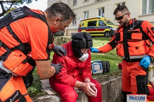 Uczestnicy II Ogólnopolskich Mistrzostw Policji w Ratownictwie Medycznym podczas trwania konkurencji.