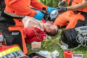Uczestnicy II Ogólnopolskich Mistrzostw Policji w Ratownictwie Medycznym podczas trwania konkurencji.