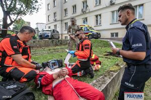 Uczestnicy II Ogólnopolskich Mistrzostw Policji w Ratownictwie Medycznym podczas trwania konkurencji.