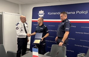 Oficer łącznikowy, zastępca attaché policyjnego Ambasady Francji w Polsce Bruno Parisse i polscy policjanci podczas spotkania.