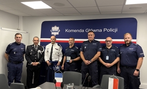 Oficer łącznikowy, zastępca attaché policyjnego Ambasady Francji w Polsce Bruno Parisse i polscy policjanci podczas spotkania.