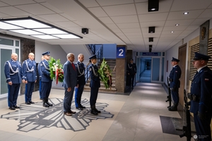 Sekretarz Stanu w Ministerstwie Spraw Wewnętrznych i Administracji Wiesław Szczepański, Komendant Główny Policji gen. insp. Marek Boroń wraz z zastępcami stoją przed Tablicą Pamięci w siedzibie Komendy Głównej Policji podczas składania wieńca.