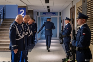 Zastępcy Komendanta Głównego Policji stoją przed Tablicą Pamięci w siedzibie Komendy Głównej Policji oddając hołd poległym policjantom.