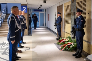 Komendant Główny Policji gen. insp. Marek Boroń wraz z zastępcami stoją przed Tablicą Pamięci w siedzibie Komendy Głównej Policji.