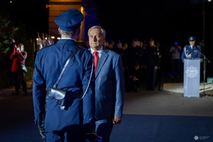 Sekretarz Stanu w Ministerstwie Spraw Wewnętrznych i Administracji Wiesław Szczepański odbiera meldunek od dowódcy uroczystości.