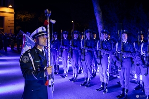 Funkcjonariusze kompanii reprezentacyjnej stoją w dwuszeregu podczas uroczystości przed gmachem Komendy Głównej Policji naprzeciwko nich stoi tamburmajor.