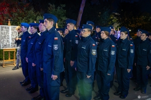 Uczestnicy uroczystości. Grupa uczniów klasy o profilu mundorowym.