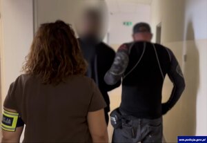 Policjanci w cywilu wyprowadzają agresywnego mężczyznę.