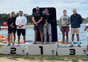 Najlepsi zawodnicy na podium.