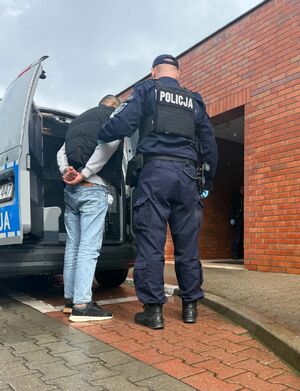 Policjant zatrzymuje mężczyznę.