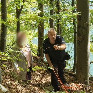 Policjant ratuje turystkę.