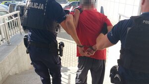 Policjanci zatrzymują mężczyznę.