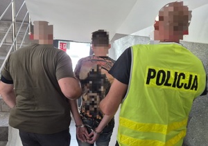 Policjanci zatrzymują mężczyznę.