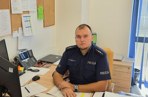 Policjant przy biurku.