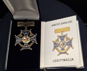 Odznaka Krzyża Zasługi.