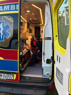 Policjantka z dziewczynką w karetce.