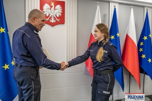 I Zastępca Komendanta Głównego Policji ściska dłoń funkcjonariuszce gratulując.