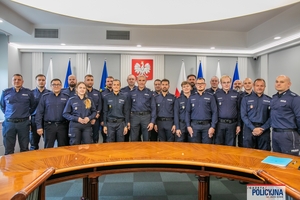 I Zastępca Komendanta Głównego Policji wspólnie z grupą funkcjonariuszy pozuje do zdjęcia grupowego.
