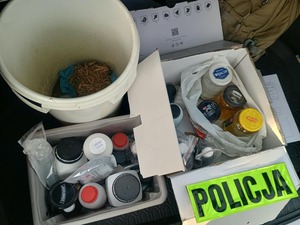 Zabezpieczone przez policjantów środki odurzające.
