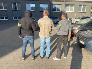 Policjanci w cywilu zatrzymują mężczyznę.