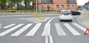 Samochód marki Honda na jezdni.