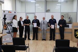 Funkcjonariusze polskiej Policji szkolą mołdawskich policjantów.