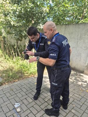 Funkcjonariusze polskiej Policji szkolą mołdawskich policjantów.