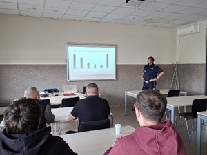 Policjant prowadzi szkolenie.