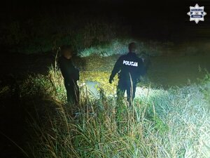 Policjanci nad wodą w trackie poszukiwań zaginionego nastolatka - pora nocna.