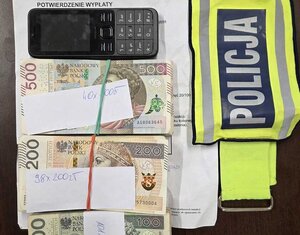 Zabezpieczona gotówka i telefon komórkowy.