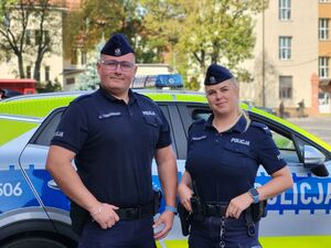 Para policjantów przy radiowozie.