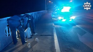 Policjanci z nastolatka na moście - pora nocna.