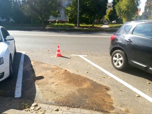 Plama po rozlanej cieczy na miejscu parkongowym.