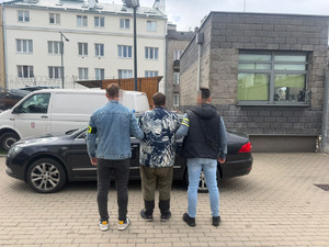 Policjanci prowadzą zatrzymanego.