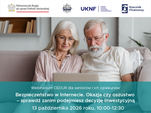 para seniorów siedząca przed otwartym laptopem