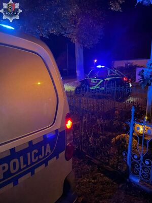Policyjny radiowóz i pojazd straży pożarnej.