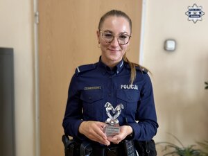 policjantka pozuje do zdjęcia ze statuetką.