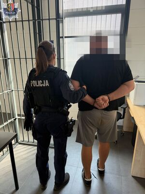 Policjant zatrzymuje mężczyznę.