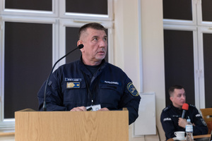 policjant przemawia.