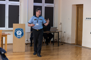 policjant z zagranicy mówi.