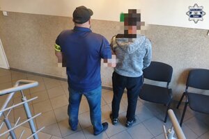 Policjant zatrzymuje mężczyznę.
