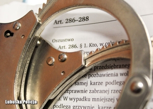 Kajdanki i otwarty kodeks karny na art. 286-288, tj. na oszustwie.