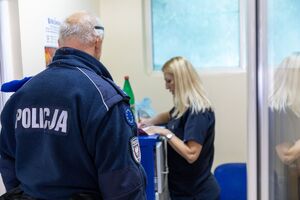 Policjanci JSPP w Kosowie oddają krew.