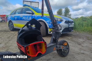 Kask, hulajnoga i radiowóz - zdjęcie poglądowe.